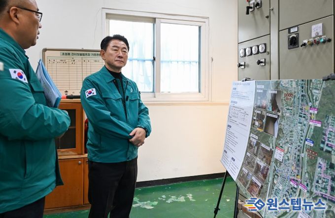 김동근 시장이 1월 7일 호원간이배수펌프장을 방문해 현장 점검을 하고 있다.