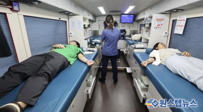 과천시민들이 헌헐 활동에 참여하고 있다