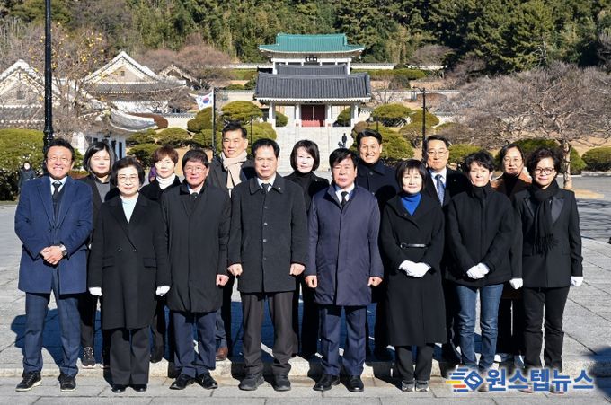 해운대구의회 의원들이 8일 충렬사 참배 후 기념촬영을 하고 있다.