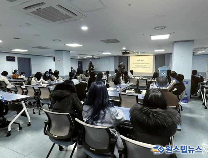 다보스병원 양성범 이사장이 8일 다보스병원에서 의료분야 진로체험에 앞서 학생들을 대상으로 특강을 하고 있다.