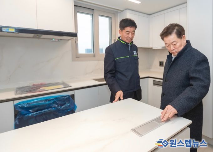 박승원 광명시장이 9일 입주를 앞둔 철산주공10·11단지 주택재건축 정비사업 현장 '철산자이브리에르'를 찾아 준공 전 품질을 점검하고 있다.