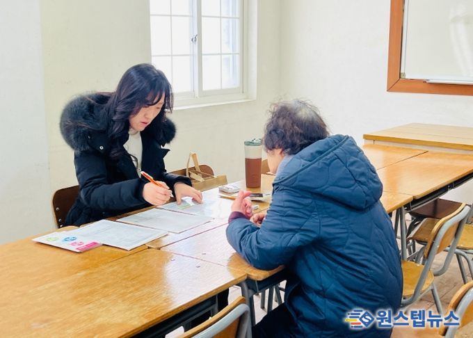 수원시 영통구치매안심센터 관계자가 망포동성당에서 찾아가는 치매조기검진을 하고 있다.