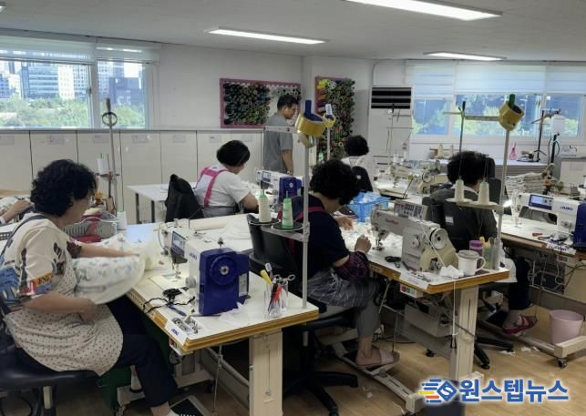 다복꾸러미 제작 중인 ‘할머니와 재봉틀’ 고양시니어클럽