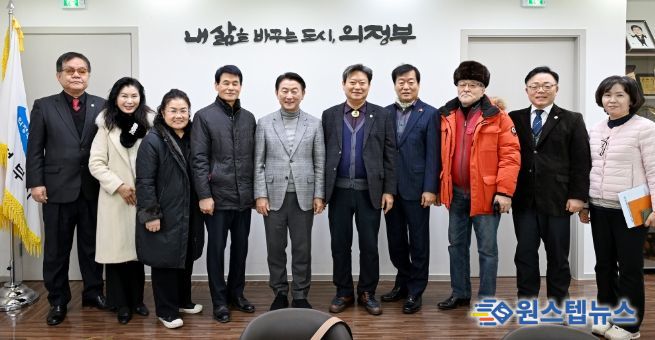 1월 20일 시장실에서 열린 문화상 수상자포럼 제8대 임원진 간담회에서 참석자들이 기념사진을 찍고 있다.