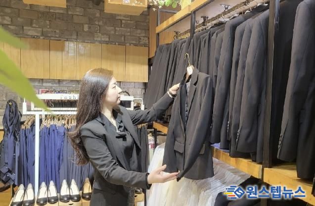 부천청년리더샵 직업상담사가 정장을 정리하고 있다.
