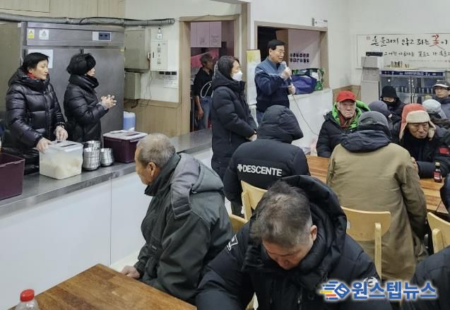 사통팔달협의회, 수원역 노숙인 대상 '사랑의 무료급식' 봉사 펼쳐