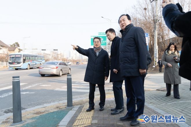 23일 오후 김동연 경기도지사와 이권재 오산시장이 북오산ic 진입로 확장 현장 확인을 하고 있다.