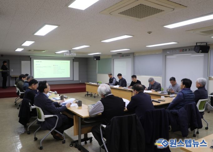 시민사회단체로 구성한 ‘수원 독립운동의 길 추진위원회’가 지난 16일 수원시자원봉사센터 대강당에서 대표적인 독립운동가와 길(코스) 조성과 관련한 회의를 열고 있다.