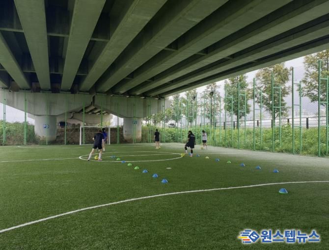 국도39호선 고가 하부에 조성된 대장동 스포츠콤플렉스