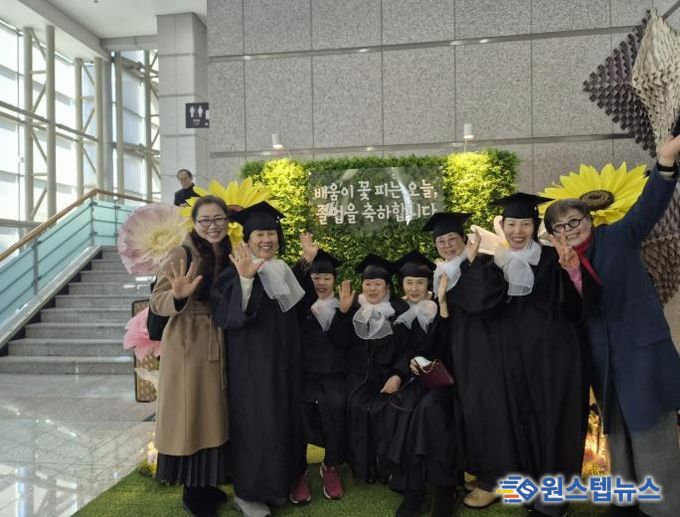 용인특례시가 초등학교와 중학교 학력 인정 합동 졸업식을 열었다.