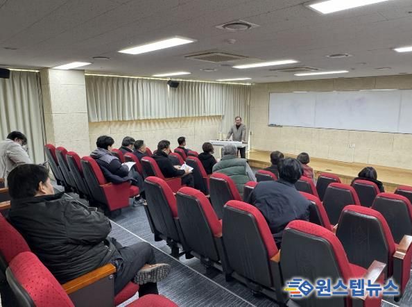 안산시 의료소비자생활협동조합 임직원들이 27일 직무교육을 진행하고 있다.