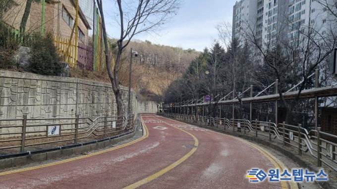 용인특례시 수지구 성복초·중학교 진입도로에 자동염수분사장치 설치가 완료돼 2월부터 가동을 시작했다