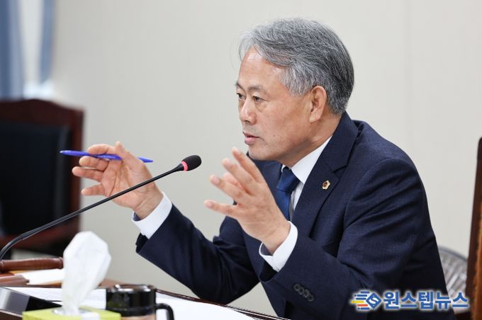 박성재 전남도의원이 농수산위원회 회의(2일)에서 질의를 하고 있다.