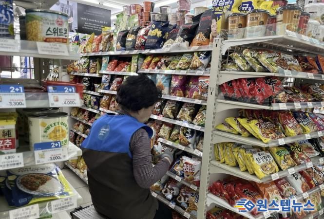 GS25 시니어 동행편의점에서 근무 중인 점원