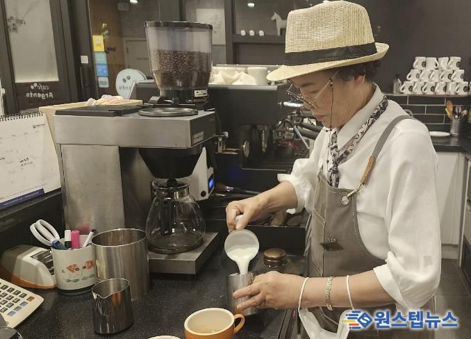 실버 카페에서 일하고 있는 실버 바리스타
