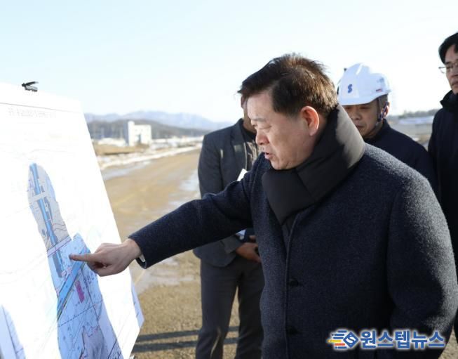 박승원 광명시장이 지난 2일 광명시흥 테크노밸리 공사 현장을 방문해 공사 진행 현황을 점검하고 한국토지주택공사, 경기주택도시공사 등 관계자들에게 신속하고 차질 없이 공사를 추진해 달라고 요청하고 있다.