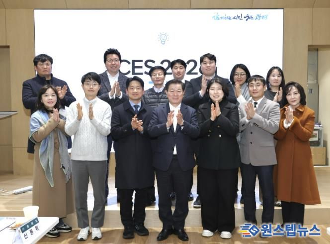 박승원 광명시장이 10일 오후 광명시 인생플러스센터 강당에서 열린 'CES 2026 리뷰 세미나'에 참석해 관내 기업 관계자들과 기념사진을 촬영하고 있다.