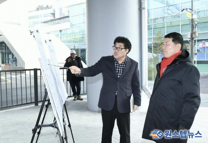 구리역 환승센터 추진현황에 대해 보고받는 백경현 구리시장