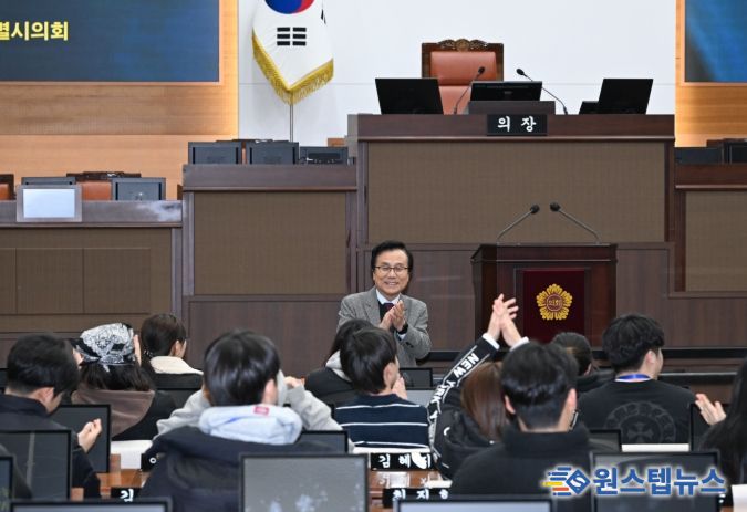 강석주 의원이 ‘2026 제외청소년 한반도 통일캠프’ 학생들에게 지방자치의회에 대해 설명하고 있다.
