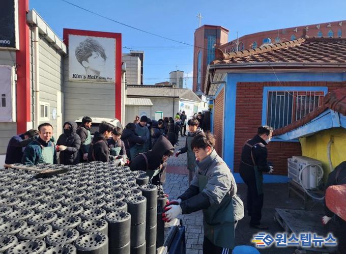 평택시 '팽성읍 시온성교회' 연탄 800장 나눔봉사 실시