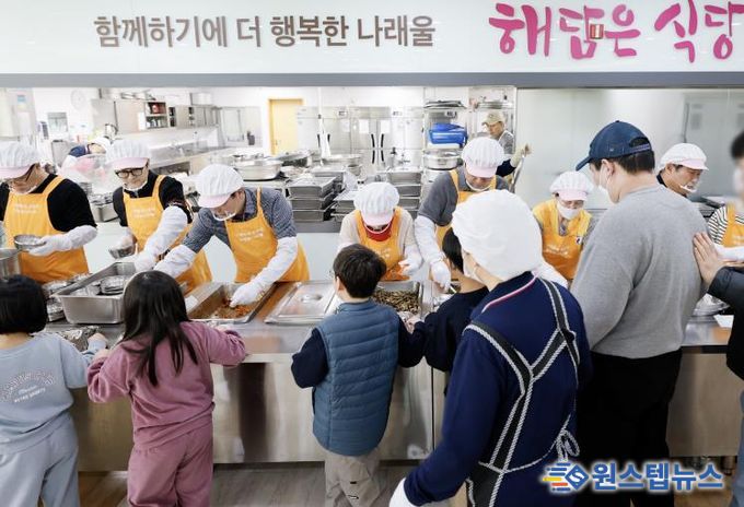 화성특례시의회 도시건설위원회 위원들이 나래울종합사회복지관에서 배식봉사를 하고 있다.