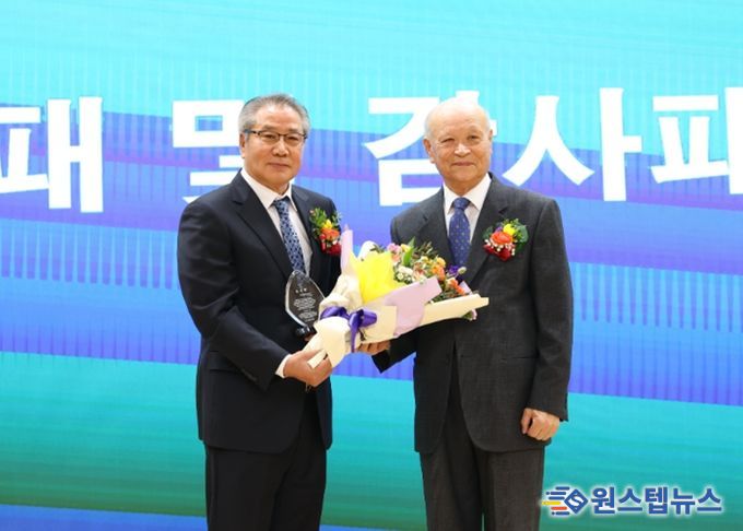 지난 12일 광명시청 대회의실에서 '광명시 보훈단체협의회 회장 이·취임식'을 진행하고 김득철 전임 회장(사진 왼쪽)과 김충환 신임 회장(사진 오른쪽)이 기념사진을 촬영하고 있다.