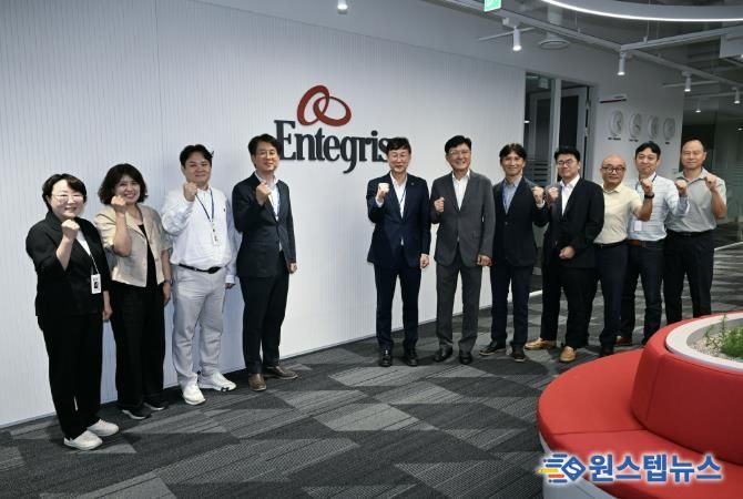 이민근 안산시장(사진 왼쪽 5번째) 지난해 8월 인테그리스코리아를 방문해 회사 관계자들과 기념촬영을 하고있다.