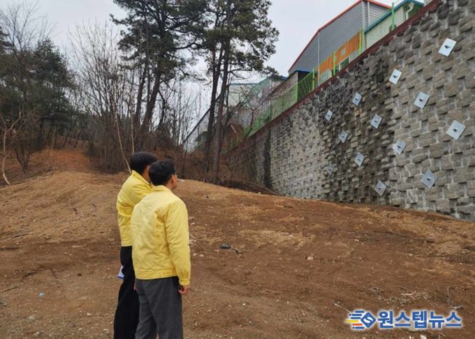 윤성진 화성특례시 제1부시장이 해빙기 급경사지 붕괴위험지역을 찾아 옹벽 상태를 점검하고 있다