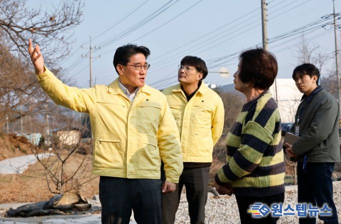 윤성진 제1부시장이 주민 의견을 청취하며 재난 취약요인을 점검하고 있다