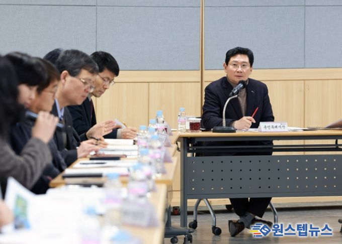 23일 기흥구청에서 열린 간부 공무원 회의에 참석한 이상일 시장이 발언하고 있다