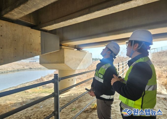 최병주 효행구청장이 동화교 하부 균열 및 침하 여부를 현장에서 점검하고 있다.