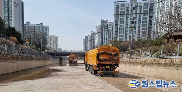 금빛수로 청소 모습