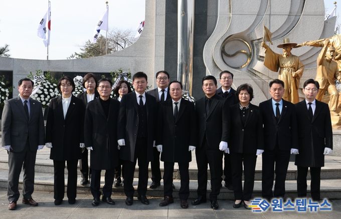 청주시의회, 제107주년 3․1절 맞아 독립유공자 참배