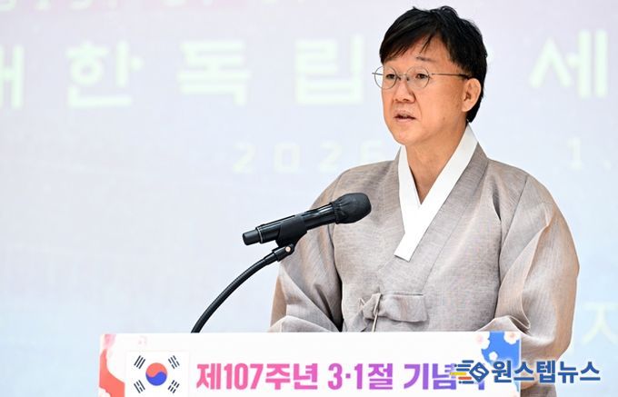 이민근 안산시장이 3·1절 기념식에서 기념사를 하고 있다.