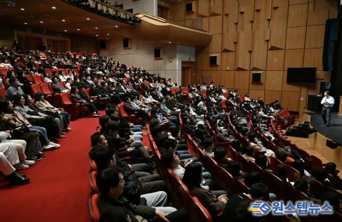 2월 26일 안산문화예술의전당에서 안산시 전 직원을 대상으로 공직자 청렴교육이 진행되고 있다