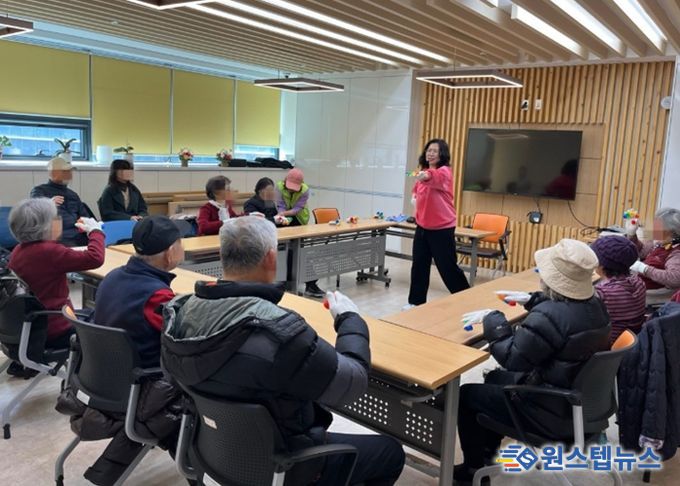 3일 소하동 치매안심센터에서 '기품(기억을 품은) 쉼터' 첫 회기를 진행하고 있다.