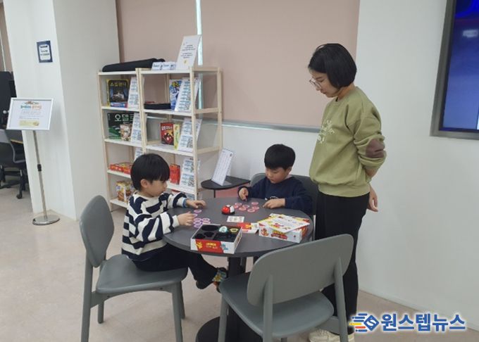 어린이들이 하안도서관 3층 보드게임 라운지 '놀이충전소 올댓게임'에서 보드게임을 하고 있다.