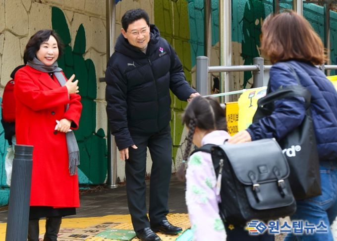 3일 서원초 인근에서 이상일 시장이 교통지도 봉사를 하고 있다