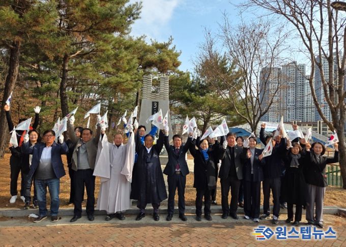 만세삼창 중인 참가자들