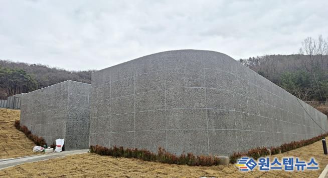 신규 설치된 화성도시공사 함백산추모공원 봉안담 사진