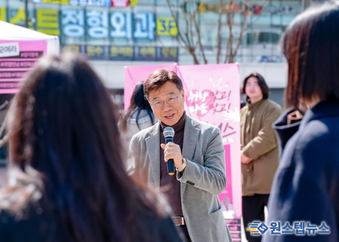 신상진 성남시장이 4일 판교 콘텐츠거리에서 미혼 직장인 교류 프로그램 ‘청춘 매칭 프로젝트 커넥터스(Connect-us)’ 프로그램에 대해 설명하고 있다.