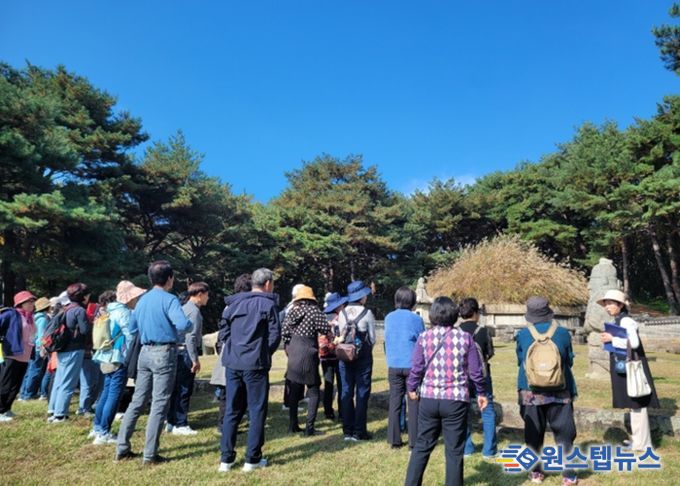 ‘동구릉 해설을 하고 있는 문화관광해설사의 모습’