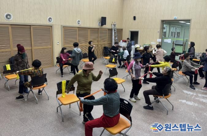 만 65세 이상 어르신들이 광명시 보건소 1층 대회의실에서 어르신 신체활동 프로그램에 참여하고 있다.