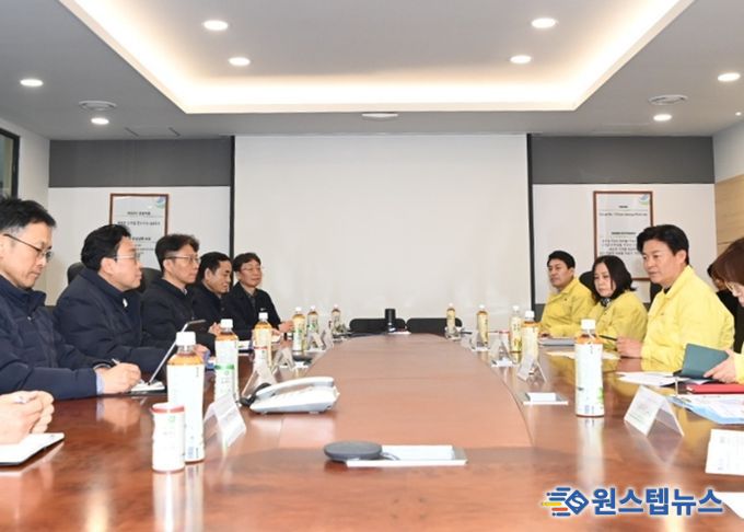 부천시와 GS파워 관계자가 지역 난방비 인하에 대해 논의하고 있다.