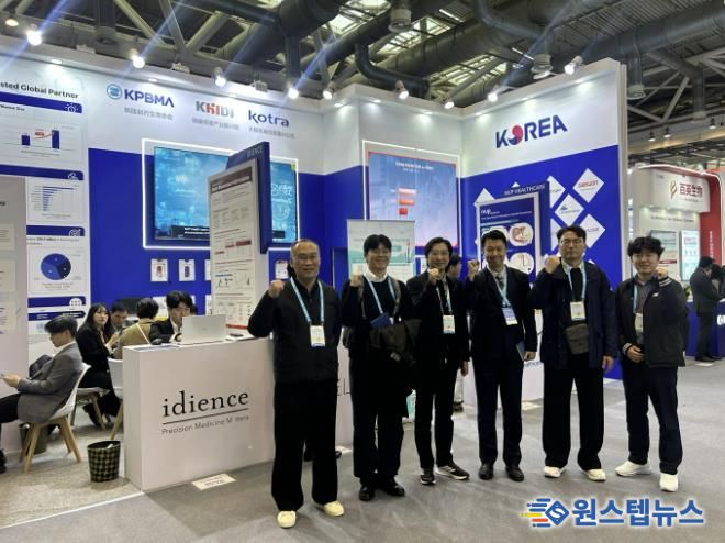 12일 중국에서 열린 '2026 바이오 차이나'에 참가한 시흥시 관계자들이 포럼 참여 후 국제 산업동향을 파악하고 있다