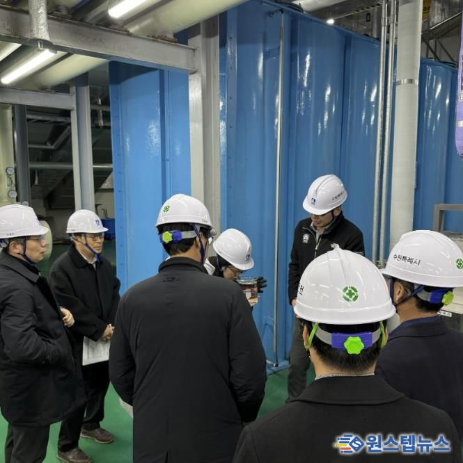 기후에너지환경부·한국환경공단 관계자 등이 수원시에서 물재이용 시설 현장을 방문하고 있다.