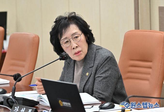 신복자 의원이 서울시 복지실 업무보고에서 질의하고 있다.