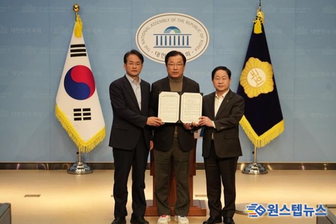 13일 (가운데)이현재 하남시장, (좌)이동환 고양특례시장, (우)주광덕 남양주시장이 국회를 방문하여 신도시 광역교통 문제 해결을 위한 공동 건의문을 발표했다.