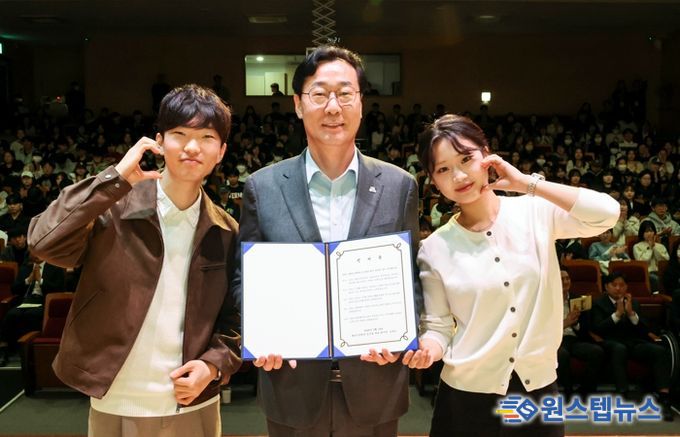 정명근 화성특례시장이 화성시장학관 신규 입사생 대표들과 함께 입사 선서문을 들고 기념촬영을 하고 있다.