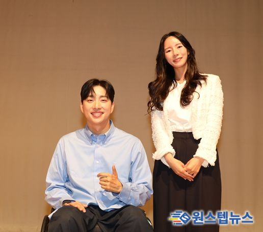 장애인식개선 강연회에 참석한 윤정회 의원 <사진제공> '장애인식개선 강연회'에서 위라클 박위 대표(좌)와 용산구의회 윤정회 의원(우)